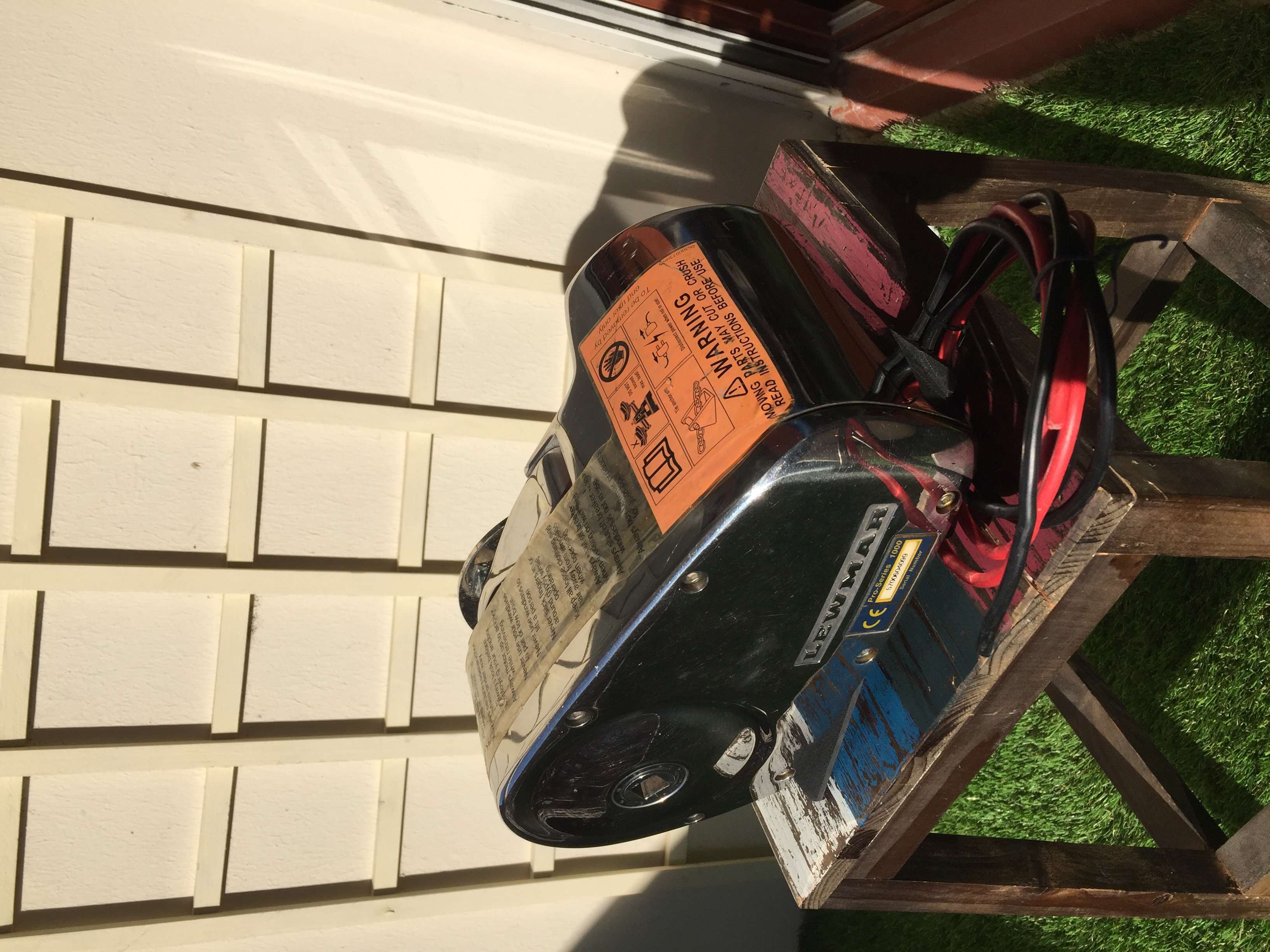 Guindeau LEWMAR Pro-série 1000, 12V, 700W, Barbotin 8mm